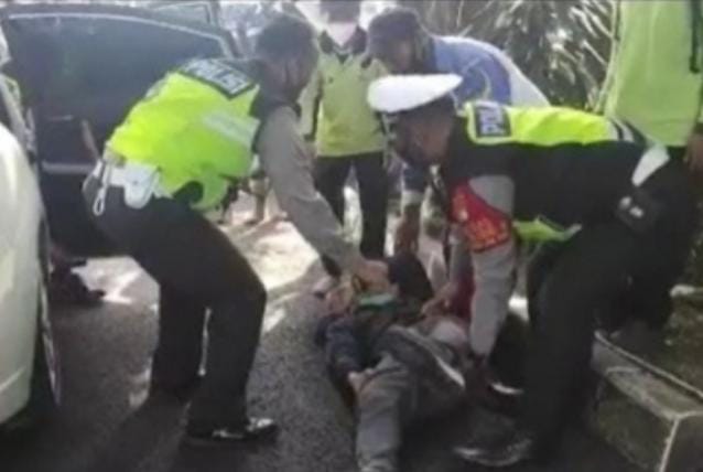 Anggota Satlantas Polres Jakbar Sigap Membantu Masyarakat yang Mengalami Kecelakaan 1 IMG 20211217 WA0018
