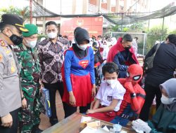 Berkostum Ala Super Hero, Cara Polres Kendal Menarik Anak Untuk Mau Divaksin