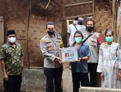 Kunjungi Korban Rumah Roboh, Kapolres Pandeglang Salurkan Bantuan Sembako