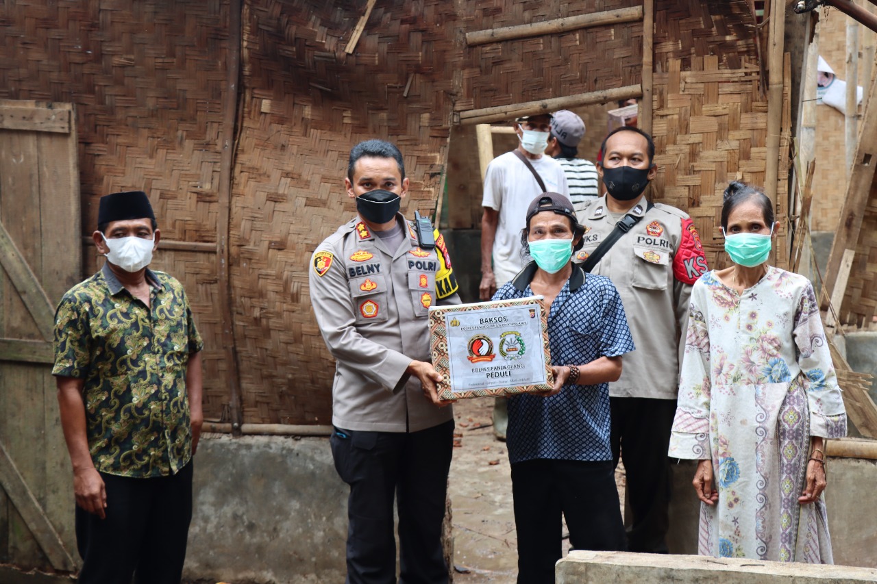 Kunjungi Korban Rumah Roboh, Kapolres Pandeglang Salurkan Bantuan Sembako 1 IMG 20211230 WA0019