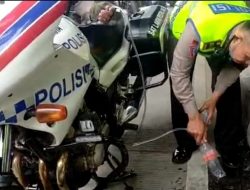 Bantu Pengendara Kehabisan Bensin, Polisi ini Tuai Pujian