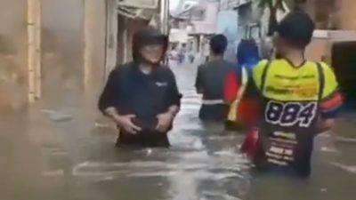 Banjir Rob Genangi Rumah Warga di Kelurahan Ancol