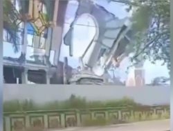 Empat Orang Terlukan Saat Bangunan Masjid Dirobohkan Sebab Rusak Akibat Gempa