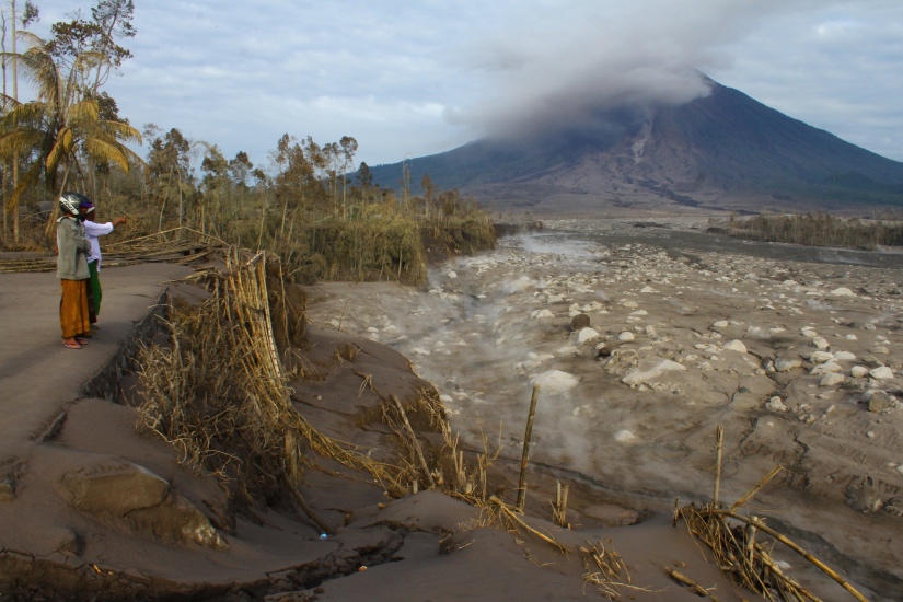 Badan Geologi ESDM : Gunung Semeru Naik Level Menjadi Siaga 1 mitos gunung semeru merapi dan slamet jika meletus pulau jawa terbelah hingga jadi berkah