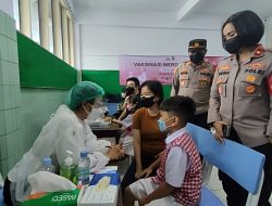Polsek Tanjung Duren Bersama Relawan Nakes Kejar 350 Vaksinasi Anak di SD Bunda Hati Kudus