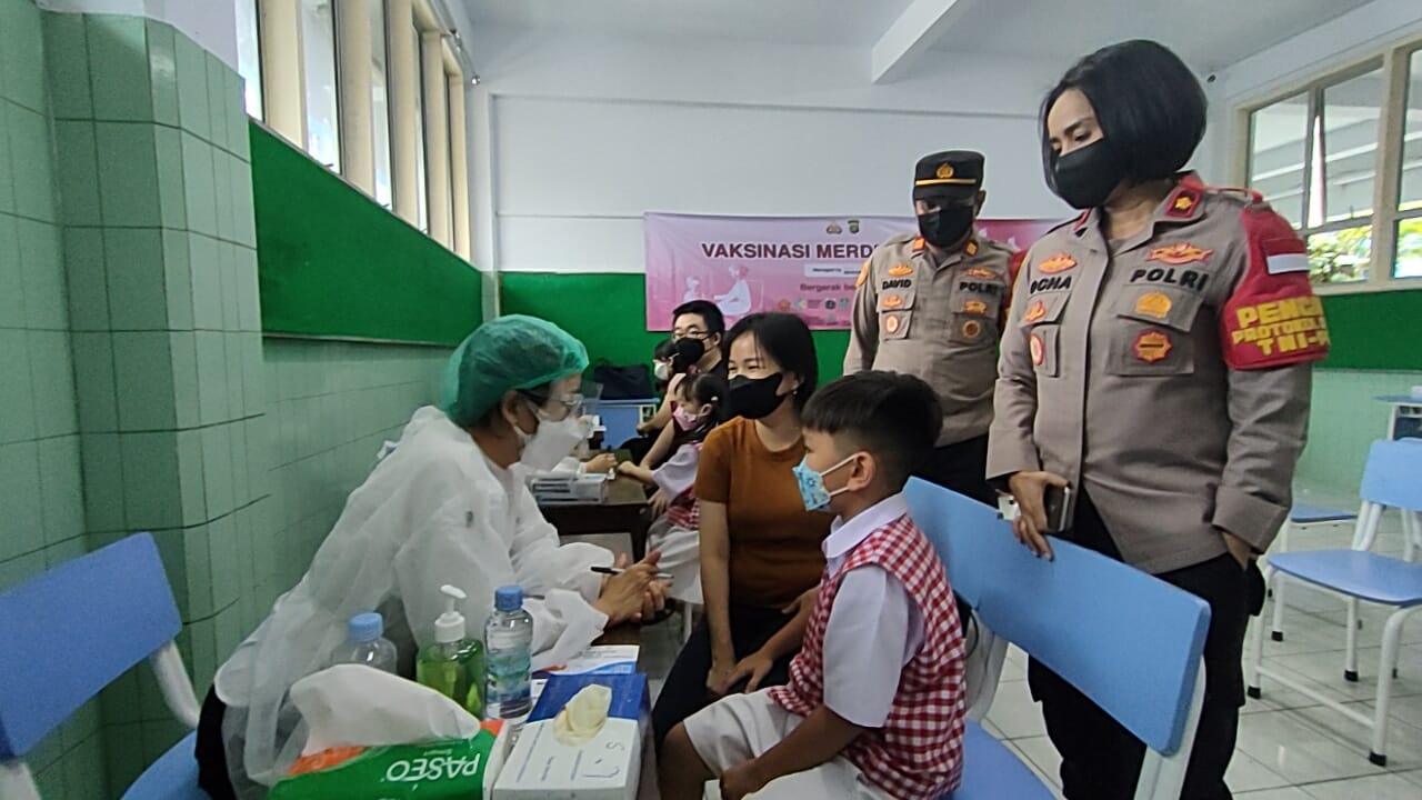 Polsek Tanjung Duren Bersama Relawan Nakes Kejar 350 Vaksinasi Anak di SD Bunda Hati Kudus 1 IMG 20220110 WA0006