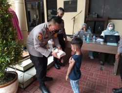 Kapolsek Kembangan Bagikan Makanan Ringan ke Anak yang Divaksin