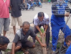 Akibat Hujan, Camat Cengkareng Turun Langsung Pantau Petugas SDA Bersikan Selokan