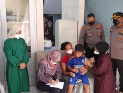Polsek Kembangan Gelar Vaksinasi door to door di Kelurahan Srengseng