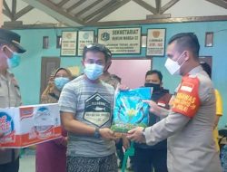 Polisi Distribusikan Sembako Untuk Warga Kebanjiran di Tegal Alur
