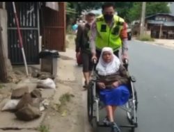 Personel Sat Lantas Kembangan Bantu Dorong Kursi Roda Seorang Ibu