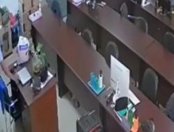 Viral! Pria Baju Biru Curi Laptop SDN 16 Cengkareng