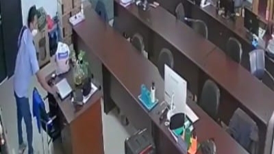 Viral! Pria Baju Biru Curi Laptop SDN 16 Cengkareng 1 IMG 20220111 140429
