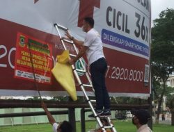 Pemkot Tangerang Segel Puluhan Reklame Bodong