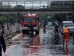 Akibat Ketumpahan Oli, Pengendara Motor di Jakpus Terjatuh