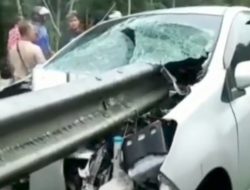 Ngeri! Kecelakaan Tunggal, Hingga Bodi Mobil Tertembus Besi Pembatas Jalan