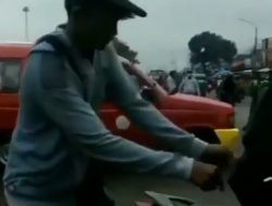 Diduga Pencopet, Seorang Pria di Pulogadung Terekam Sedang Mengutit Tas Pengendara Motor