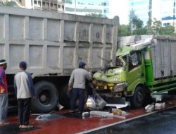 Dua Truk Alami Kecelakaan di Depan Balai Kartini, Satu Orang Dikabarkan