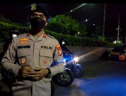 Polres Metro Jakbar Berikan Bantuan Kepada Ibu-Ibu yang Mengalami Mogok Kendaraan