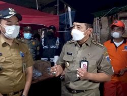 Pemkot Jakbar Berikan Bantuan Kepada Warga Krukut Yang Tengah Mikro Lockdown