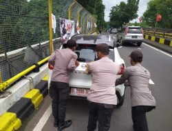 Sejumlah Anggota Polisi Bantu Pengendara yang Mobilnya Mogok