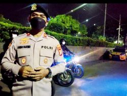 Polisi Berikan Pertolongan Korban Kecelakaan di Kembangan Jakbar