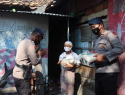 Satbrimob Polda Banten Bagikan Beras Ke Masyarakat yang Membutuhkan