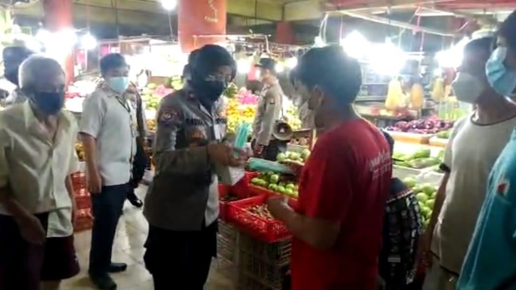 Polres Jakarta Barat Bagikan 500 Masker di Pasar Jaya Tomang Barat 1 IMG 20220214 163758