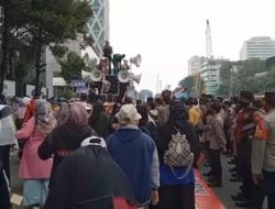 Kantor Luhut Pandjaitan Didemo, Massa: Hentikan PCR, Hentikan Kepalsuan Ini!