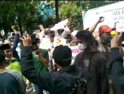 Warga RW 05 Tutup Akses Jalan di Depan Kantor Kelurahan