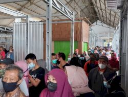 Pedagang di Kendal Berebut Antre Demi Dua Liter Minyak Goreng