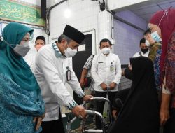 Walikota Jakbar Berikan Santunan Anak Yatim, Kursi Roda, Kruk dan Walker