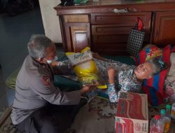 Polsek Kembangan Salurkan Sembako ke Seorang Warga Joglo yang Sedang Sakit Stroke