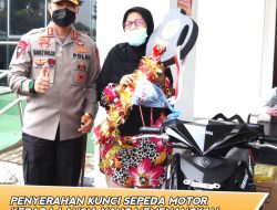 Polres Tangsel Serahkan Kunci Sepeda Motor Kepada Pemenang Undian Doorprize Vaksinasi Lansia