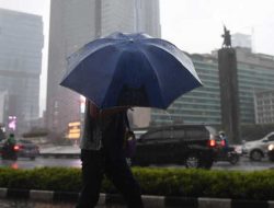BMKG : Waspada Sebagian DKI Berpotensi Hujan Petir – Angin Kencang