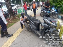Dishub Jakbar Razia Parkir Liar di Depan Kantor Kejaksaan Negeri Jakarta Barat