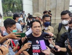 Ini Tujuan Ade Armando Hadiri Demo Mahasiswa Didepan Gedung MPR/DPR