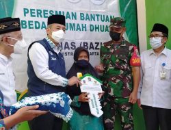Wali kota Jakbar Serahkan Kunci Bedah Rumah di Kedaung Kaliangke