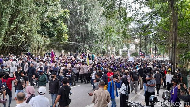 sejumlah mahasiswa dari berbagai kampus di bogor demo menolak masa jabatan presiden 3 periode kelangkaan minyak goreng serta k 3 169