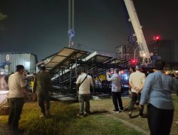 Satpol PP DKI Bongkar Tiang Reklame yang Keropos di Daan Mogot