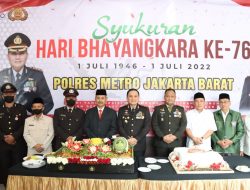 Hari Bhayangkara ke-76, Kapolres Jakbar Bersama Forkopimko Gelar Upacara Dipimpin Jokowi