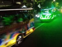 Naik Odong-Odong, Warga Grogol Rayakan Malam Iduladha Keliling Ibu Kota