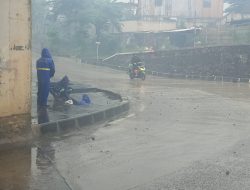 Genangan Air Akibat Hujan Terjadi di Kembangan Jakbar, Kendaraan Sempat Tak Bisa Lewat