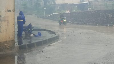 Genangan Air Akibat Hujan Terjadi di Kembangan Jakbar, Kendaraan Sempat Tak Bisa Lewat