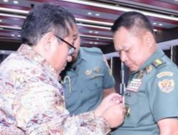 Kasad Terima Anugerah Pin Emas dari SMSI