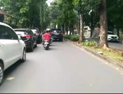 Mobil Parkir di Bahu Jalan di Kembangan, Tomud Jakbar Minta Petugas Tertibkan 