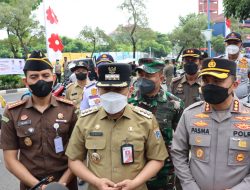 Sambut HUT RI, Forkopimko Jakarta Barat Bagikan Bendera Merah Putih ke Warga