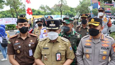 Sambut HUT RI, Forkopimko Jakarta Barat Bagikan Bendera Merah Putih ke Warga