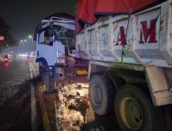 Akibat Rem Blong 2 Dump Truck Alami Kecelakaan di Jalan Raya Serang KM 21