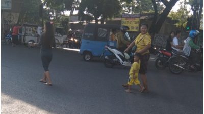 Minim Perhatian Pemerintah, Dua Bocil Ngais Rejeki di Lampu Merah Green Garden